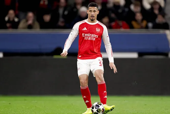 萨利巴本场数据：10次丢失球权，6次夺回球权，对抗6胜4